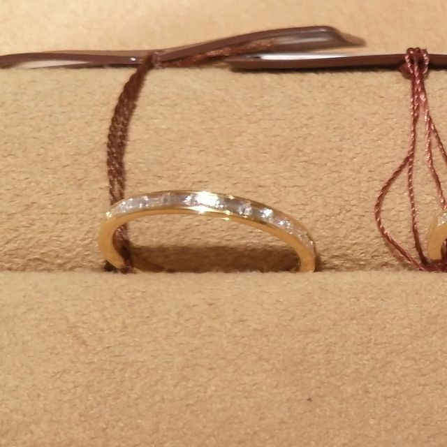 【ORECCHIO(オレッキオ)の口コミ】 エタニティリングを中心に試着しました。全てバケットカット（細長い四角…