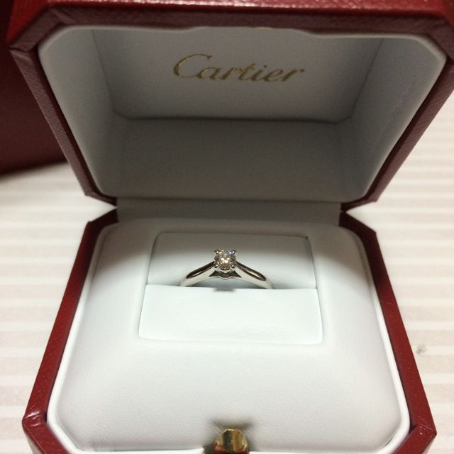【カルティエ(Cartier)の口コミ】 指輪のデザインは婚約指輪の定番のデザインです。カルティエの代表的な指…