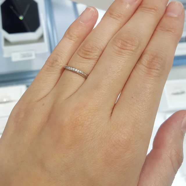 【4℃ BRIDAL(ヨンドシーブライダル)の口コミ】 4℃にはアクアラインという独自のデザインがあり、水を基調とした流れるよ…