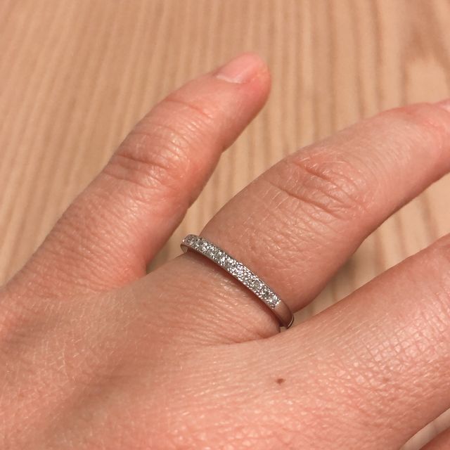 【銀座ダイヤモンドシライシの口コミ】 シンプルなデザインなものを選びました。シンプルだけど、ダイヤモンドが…