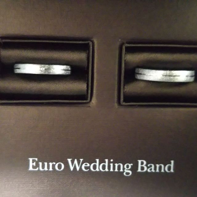 【EURO WEDDING BANDの口コミ】 私たちはデザインにこだわりが無く、たくさんの指輪を見すぎてどう選んだ…