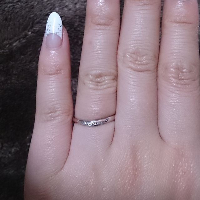 【銀座ダイヤモンドシライシの口コミ】 指が細く見えるように、カーブのデザインを探していました。
６店舗でたく…