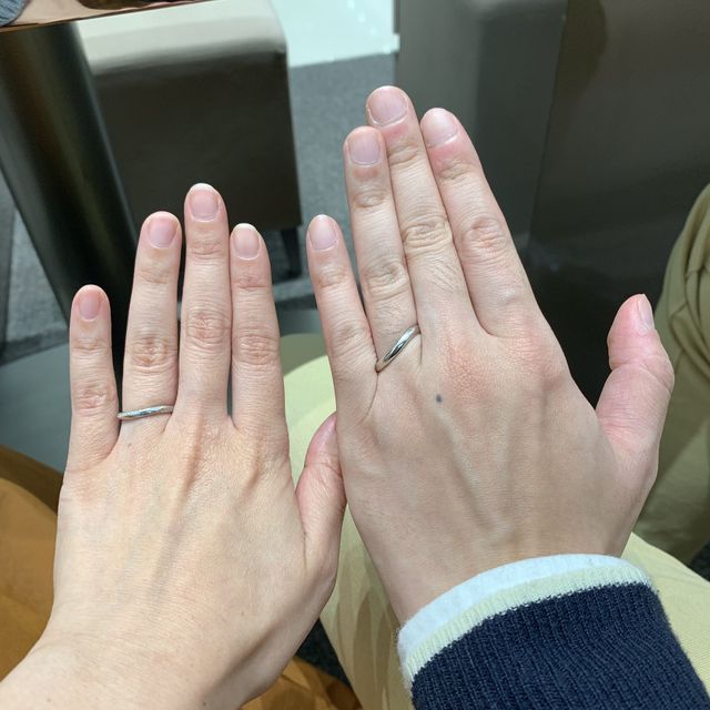 【4℃ BRIDAL(ヨンドシーブライダル)の口コミ】 女性用の指輪は、ダイヤモンドがサイドにありあんまり主張しすぎずに輝き…