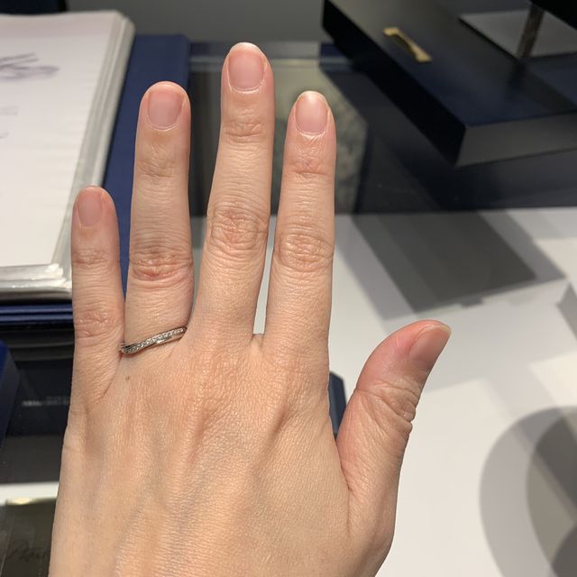 【銀座ダイヤモンドシライシの口コミ】 女性用の指輪は、細いラインの指輪ながらもダイヤモンドが綺麗に輝いてお…