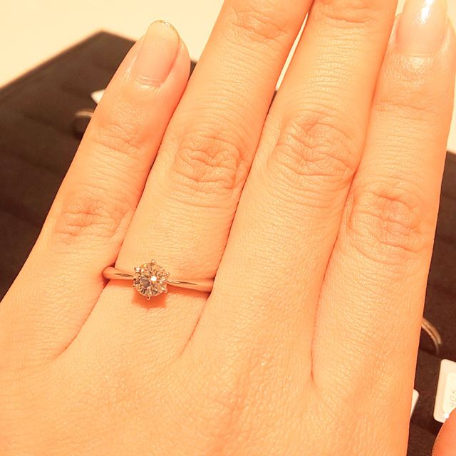 【TRECENTI(トレセンテ)の口コミ】 空中に浮いているような留め方が珍しく、婚約指輪ならではのシンプルな王…
