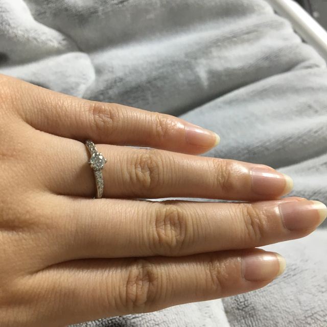 【銀座ダイヤモンドシライシの口コミ】 指輪のデザインはすごく綺麗で華やかでとても気に入っています。中央のダ…