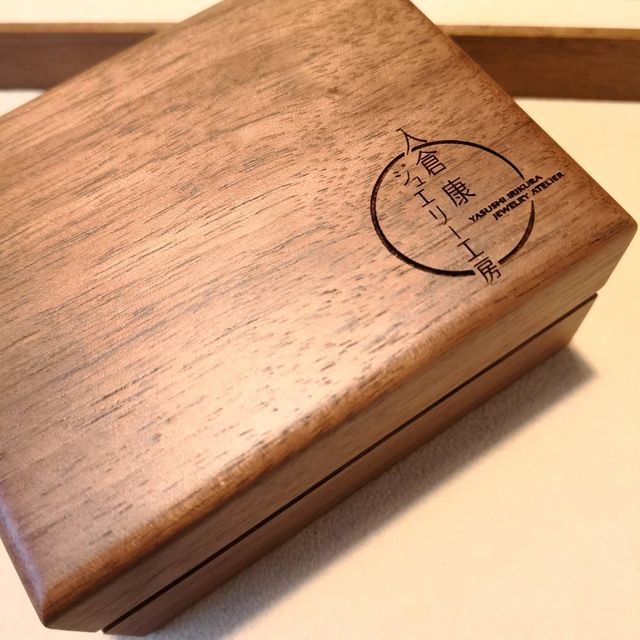 【入倉康ジュエリー工房の口コミ】 二人が気に入ったデザインです。やわらかい雰囲気のv字で、女性用はダイヤ…