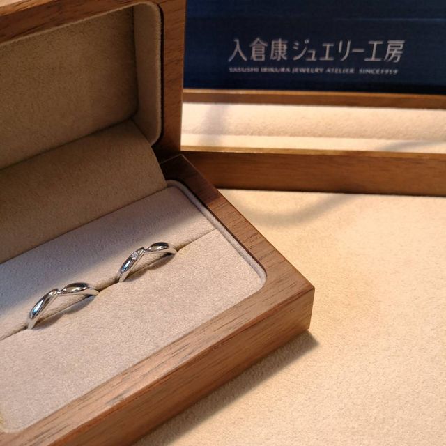 【入倉康ジュエリー工房の口コミ】 二人が気に入ったデザインです。やわらかい雰囲気のv字で、女性用はダイヤ…