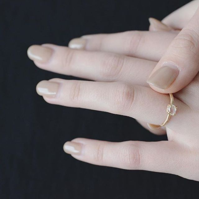 【d'antan(ダンタン)の口コミ】 可憐で派手すぎないところが気に入りました。ダンタンの指輪にも色々と種…