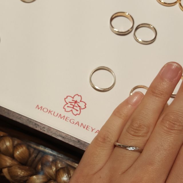 【杢目金屋(もくめがねや)の口コミ】 デザインについてはキラキラしすぎておらず、落ち着いた輝きで指に馴染み…