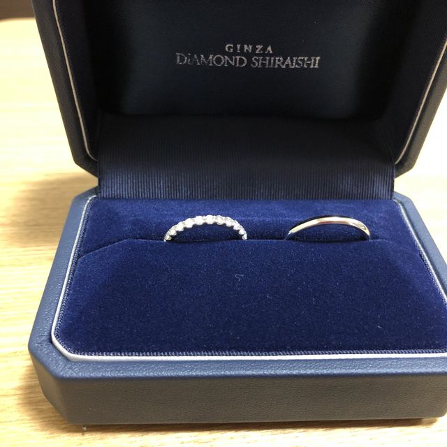 【銀座ダイヤモンドシライシの口コミ】 男性はシンプルに、女性は指の形に合ったウェーブ型のハーフエタニティに…