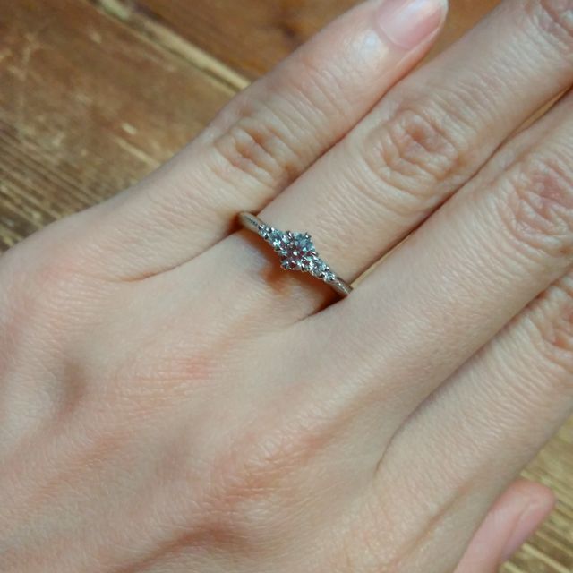 【エクセルコダイヤモンド(EXELCO DIAMOND)の口コミ】 ダイヤは0.277ct、素材はPt950です。
2種類の大きさのメレダイヤが左右に…