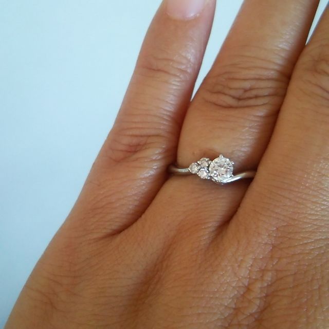 【組曲ジュエリーの口コミ】 いかにもな立て爪のデザインが嫌だったので結婚してからもつけられるよう…