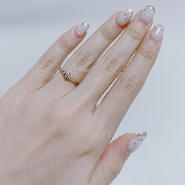 【俄(にわか)の口コミ】 シンプルでリングのデザインが決めてです。
ダイヤの存在感は欲しいけど、…