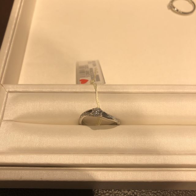 【Ponte Vecchio(ポンテヴェキオ)の口コミ】 ウエーブ型で、サイドにメレダイヤが輝くデザインでした！
センターダイヤ…