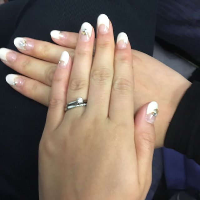 【Something Blue(サムシングブルー)の口コミ】 2人が満足が行く指輪を探していました。デザインはダイヤが細かく入ってい…