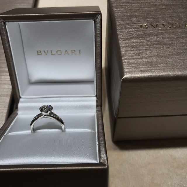 【ブルガリ(BVLGARI)の口コミ】 手を結び合うデザインが珍しく婚約指輪らしくないのであらゆる場面で使え…