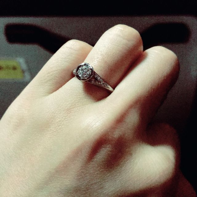 【ブルガリ(BVLGARI)の口コミ】 手を結び合うデザインが珍しく婚約指輪らしくないのであらゆる場面で使え…