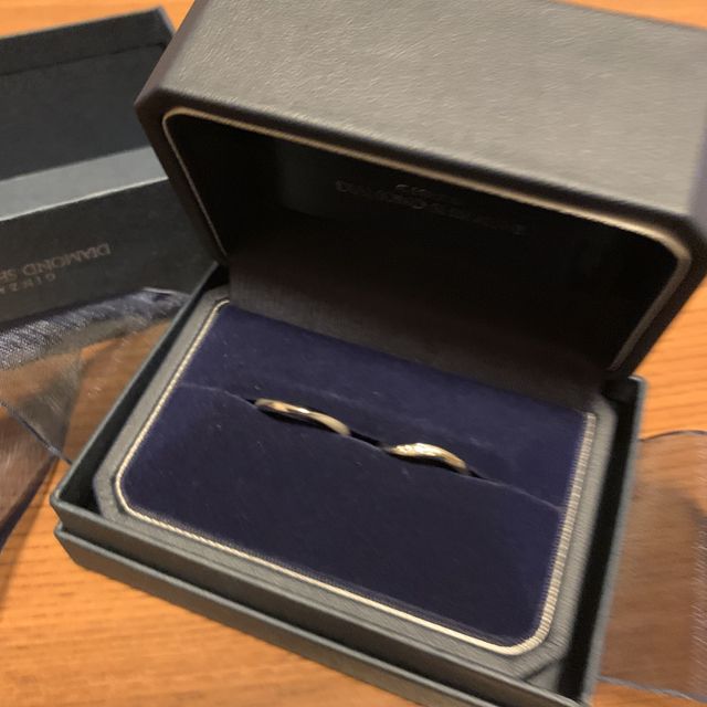 【銀座ダイヤモンドシライシの口コミ】 女性用は、ねじれの中にダイヤが散りばめられており手がスッキリして見え…