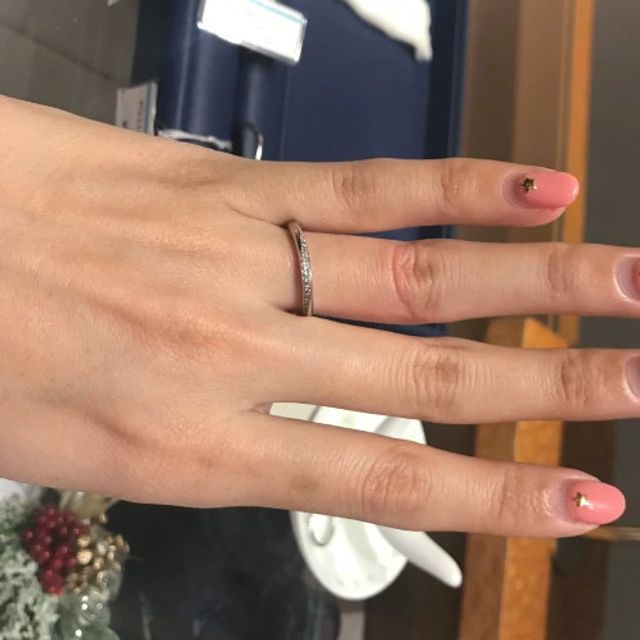 【銀座ダイヤモンドシライシの口コミ】 細身のストレートラインなので華奢で上品な印象があり気に入っています。…