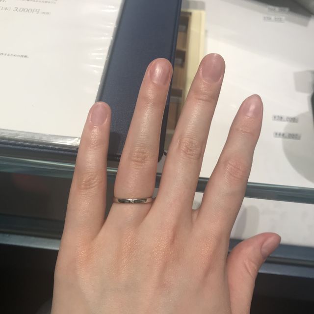 【銀座ダイヤモンドシライシの口コミ】 先に指定したからか、指輪のデザインがシンプルなものが多くて、種類も豊…