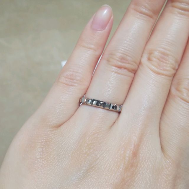 【ブシュロン(BOUCHERON)の口コミ】 ダイヤがついていないのにギラギラ輝いていてとても綺麗でした。デザイン…