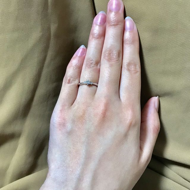 【4℃ BRIDAL(ヨンドシーブライダル)の口コミ】 華奢なテイストをとても気に入っています。婚約指輪と結婚指輪をダブルリ…