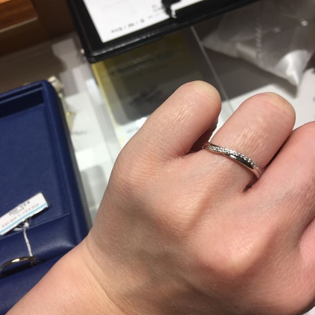 【銀座ダイヤモンドシライシの口コミ】 この独特のねじれのようなデザインがとても可愛いです。そのまま見るより…