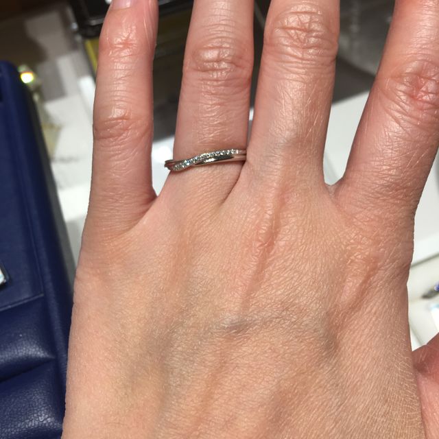 【銀座ダイヤモンドシライシの口コミ】 この独特のねじれのようなデザインがとても可愛いです。そのまま見るより…