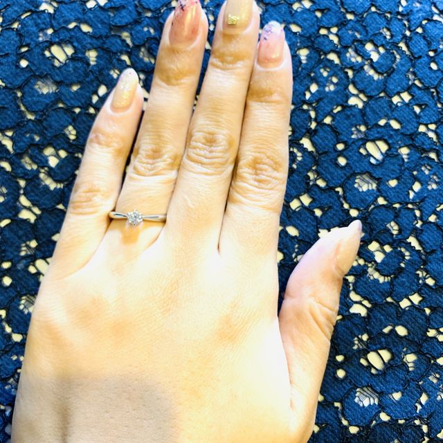 【銀座ダイヤモンドシライシの口コミ】 プロポーズリングだったので、受け取ってから台座を決めました。台座のタ…