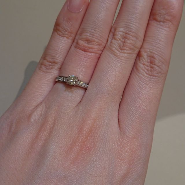 【カルティエ(Cartier)の口コミ】 インターネットで指輪を探している時は、派手すぎるかな等と考えていまし…