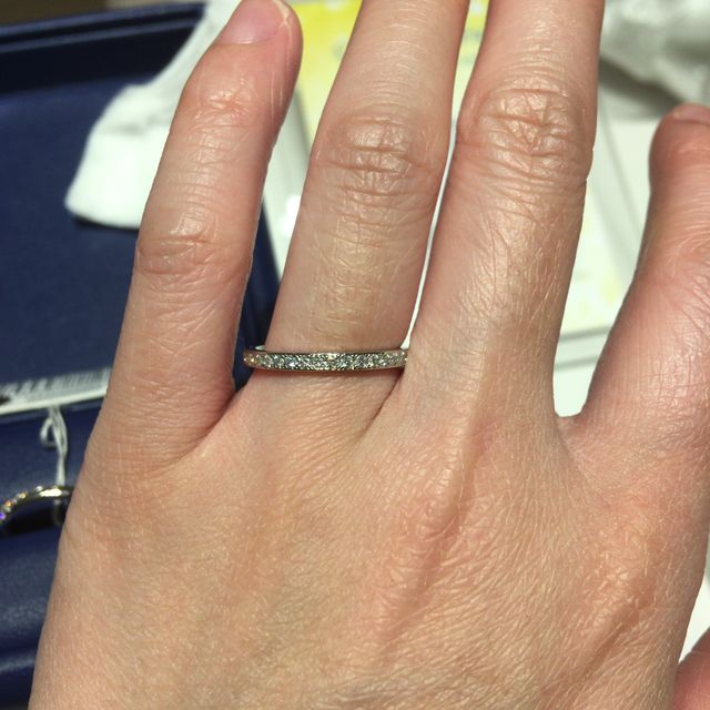 【銀座ダイヤモンドシライシの口コミ】 ストレートのキラキラ。とても可愛いです。ねじれたデザインも好きだけど…