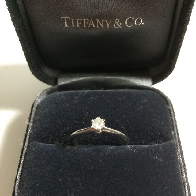 【ティファニー(Tiffany & Co.)の口コミ】 憧れのブランドで、指にはめた瞬間から指にしっくりときた。たてづめのダ…