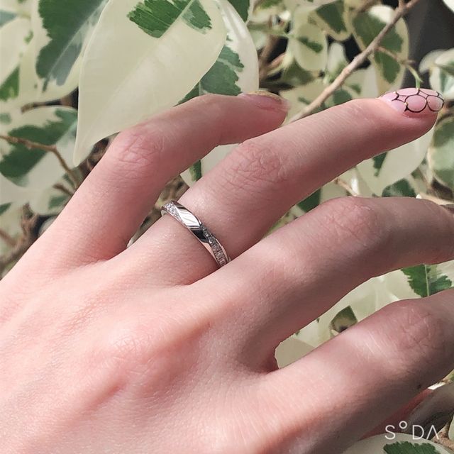 【ラザール ダイヤモンド(LAZARE DIAMOND)の口コミ】 捻ったようなデザインで、真ん中のプラチナ部分の艶が強調されて服を選ば…