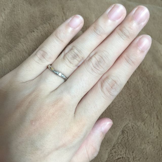 【4℃ BRIDAL(ヨンドシーブライダル)の口コミ】 婚約指輪と重ね付け出来るデザインがいいとおもっていました。
婚約指輪が…