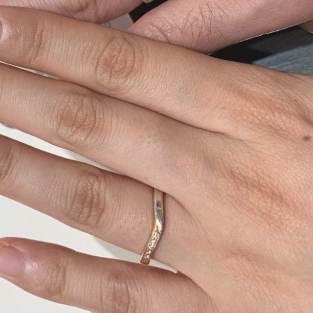 【杢目金屋(もくめがねや)の口コミ】 細身で緩やかなV字のラインが上品で和の雰囲気を持つリングです。木目模様…