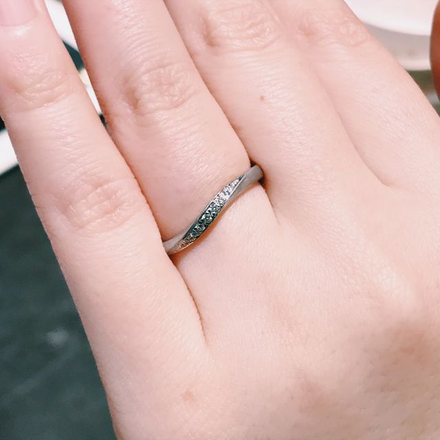 【TRECENTI(トレセンテ)の口コミ】 ウェーブタイプで中央にメレダイヤが並んでいるデザインです。
ウェーブの…