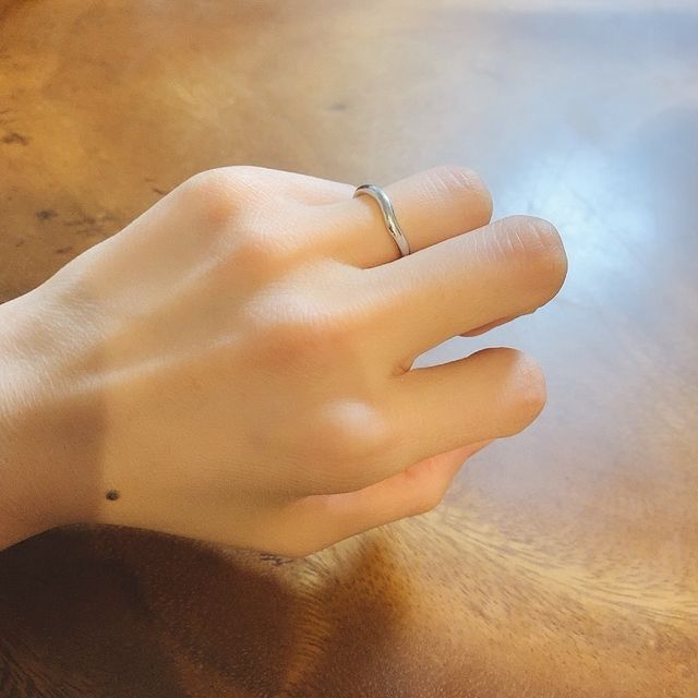 【ティファニー(Tiffany & Co.)の口コミ】 婚約指輪をTiffanyでもらい、婚約指輪との重ね付けの相性を考えて買いまし…