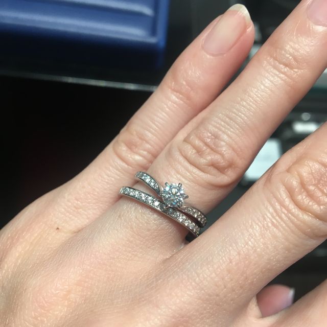 【銀座ダイヤモンドシライシの口コミ】 婚約指輪にも合うように…と下の結婚指輪を試着^ ^
もっと太いもの…