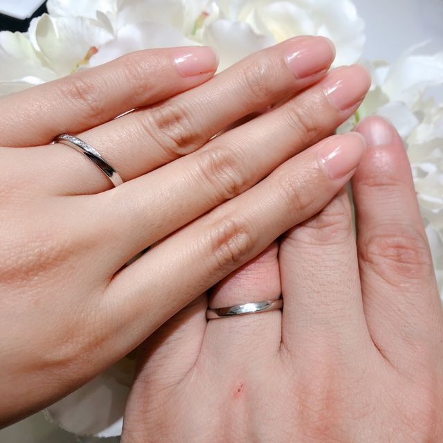 【4℃ BRIDAL(ヨンドシーブライダル)の口コミ】 とにかくデザインとつけ心地です^_^
特に、ストレートリングにダイヤが斜…