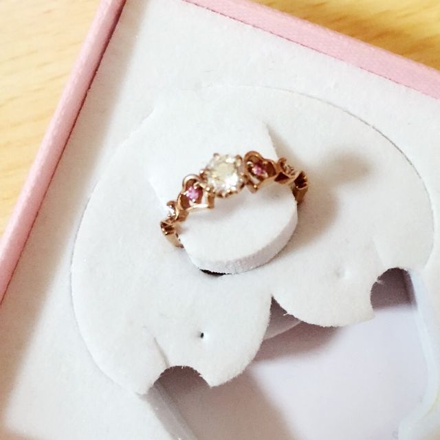 【Sweet aroma(スイートアロマ)の口コミ】 結婚する前、今の主人と一緒に婚約指輪を見に行ったのですが、ピンクダイ…