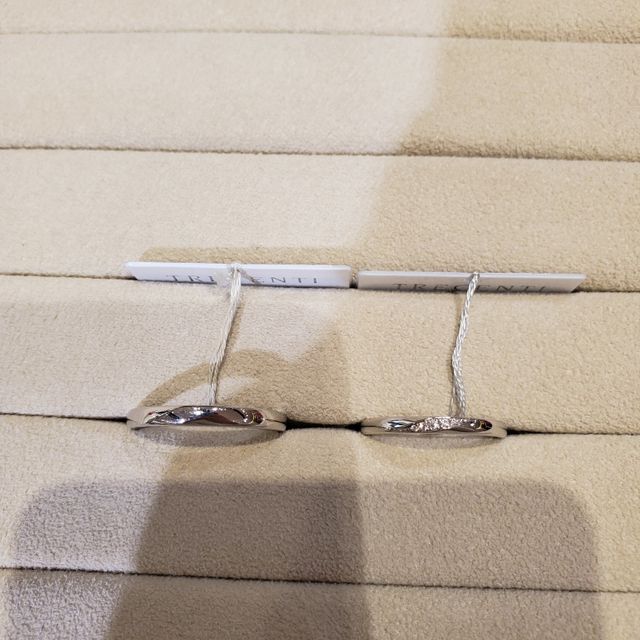 【TRECENTI(トレセンテ)の口コミ】 シンプルでありながらリング部分に少し切り返しがあり、結婚指輪らしいデ…