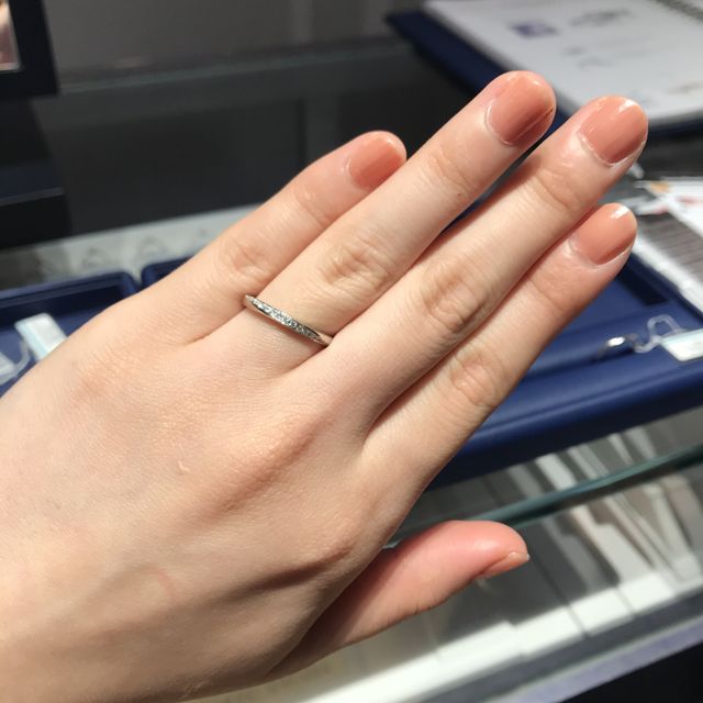 【銀座ダイヤモンドシライシの口コミ】 普段使いがしやすいシンプルなものがいいと思い、ストレートタイプの指輪…