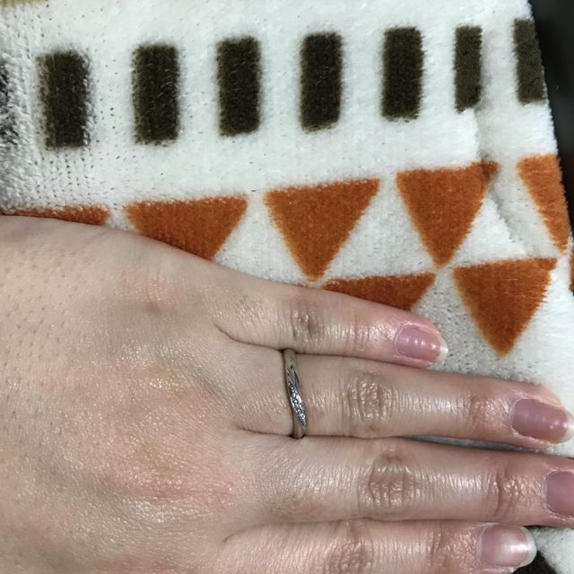 【アイプリモ(I-PRIMO)の口コミ】 指が短く太めなので、出来るだけ細く見える結婚指輪を探していました。色…