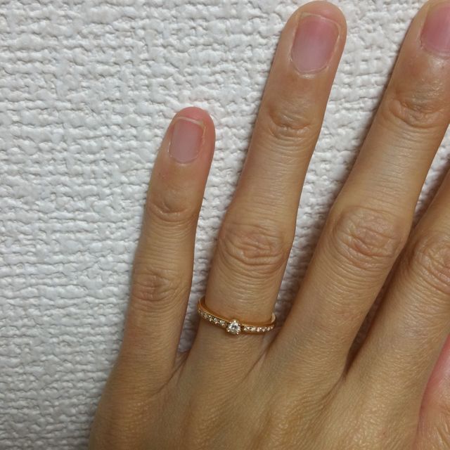 【4℃ BRIDAL(ヨンドシーブライダル)の口コミ】 仕事中でもつけられるように、極力細めのデザインで、あまり石がついてい…