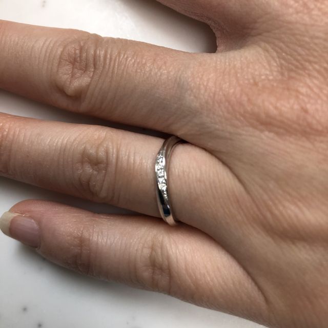 【銀座ダイヤモンドシライシの口コミ】 キラキラしていて、可愛いいし、また、ウィーブタイプなので、指輪をはめ…