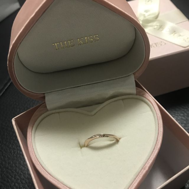 【THE KISS(ザ・キッス)の口コミ】 自分の手の肌色に合うピンクゴールドで、小粒のダイヤが普段使いしても目…
