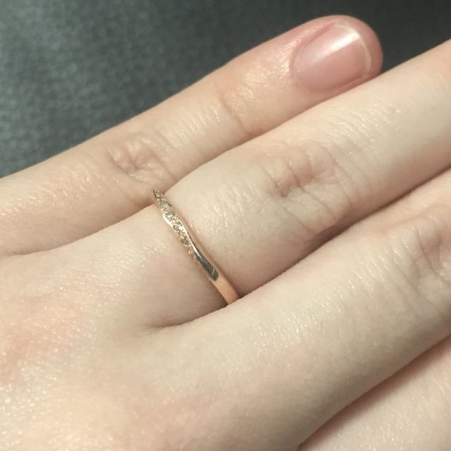 【THE KISS(ザ・キッス)の口コミ】 自分の手の肌色に合うピンクゴールドで、小粒のダイヤが普段使いしても目…