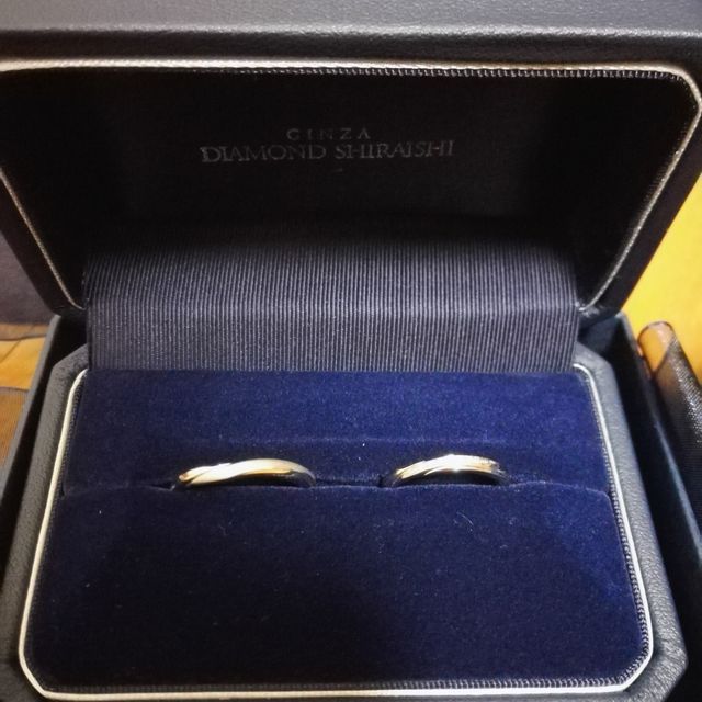 【銀座ダイヤモンドシライシの口コミ】 ウェーブのデザインですが、かなりフラットに近いので重ねつけもしやすく…