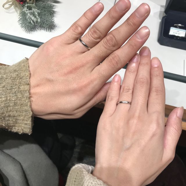 【銀座ダイヤモンドシライシの口コミ】 シンプルなデザインで長くつけていても飽きがこず、いいなと思いました。
…